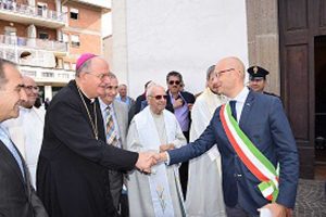 Fabrica di Roma - La messa nella chiesa Madonna della Pietà
