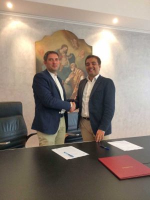 La firma tra Matteo Gasparato e Lorenzo Cardo