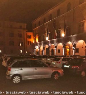 Viterbo - Piazza del Comune con le auto in sosta