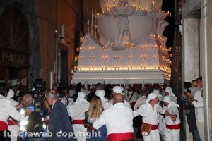Santa Rosa - Trasporto 2017 - Il cordone di sicurezza dei facchini
