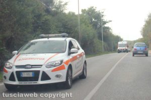 Viterbo - Auto fuori strada finisce in una cunetta in strada Bagni
