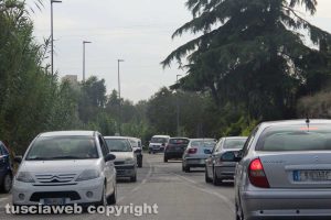 Viterbo - Auto fuori strada finisce in una cunetta in strada Bagni