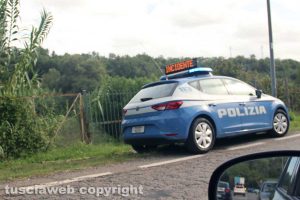 Viterbo - Auto fuori strada finisce in una cunetta in strada Bagni