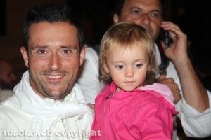 La piccola Emma con il padre facchino