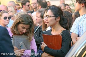 Bagnoregio - I funerali di Elena Maria Coppa - A sinistra la mamma Laura Meassi