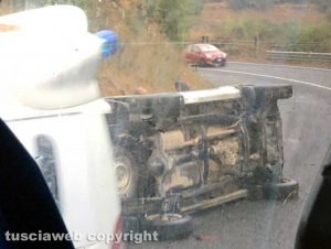 L'auto ribaltata sulla Tuscanese