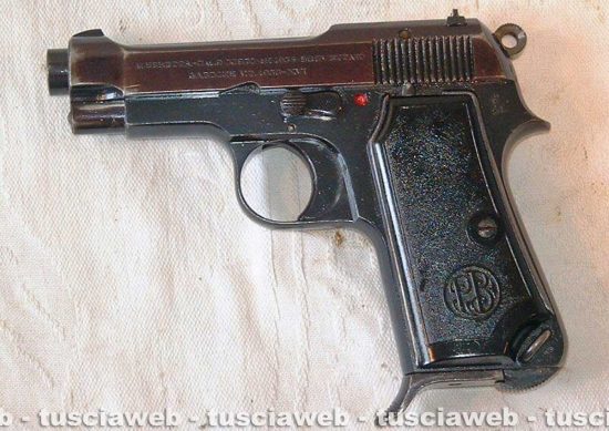 Viterbo - Ai domiciliari con la pistola - L'arma sequestrata dalla polizia