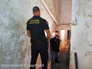 Viterbo - Bombe in una cantina di via Giuseppe Garibaldi - L'intervento degli artificieri della polizia