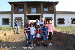 Viterbo - Il campo delle rose - La consegna dei soldi raccolti con il mercatino