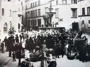 Il mercato a piazza Fontana grande - Foto collezione Silvio Cappelli