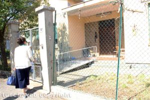 Viterbo - Chiara Frontini di fronte all'ex scuola a Ponte di Cetti