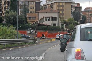 Viterbo - Lavori alla rotaroria via Genova - Traffico in tilt