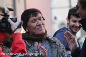 Gianni Morandi sul set del suo video a piazza del Comune