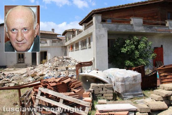 Fabrica di Roma - Una delle strutture confiscate - Nel riquadro il sindaco Mario Scarnati