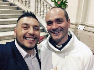 Don Maurizio (a destra)