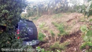 Viterbo - Auto fuori strada finisce in una cunetta in strada Bagni