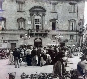 Il mercato a piazza del Comune - Foto collezione Silvio Cappelli