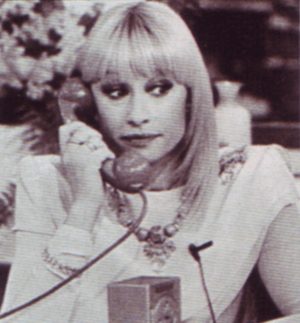 Raffaella Carrà risponde al telefono a "Pronto Raffaella?"