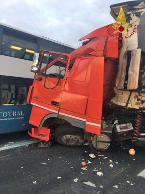 Roma - Scontro bus - autorarticolato sulla A24