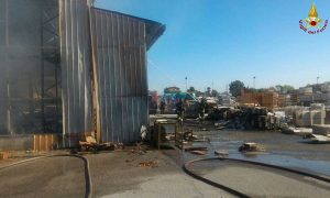 Roma - Incendio in un capannone sulla Tiberina