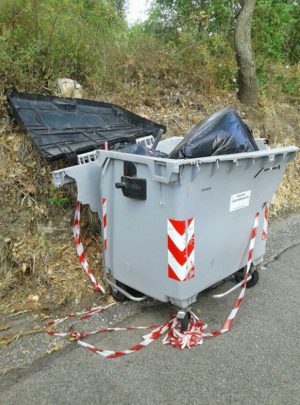 Il cassonetto in strada Monte Pizzo