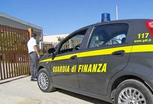 Tarquinia - La Guardia di finanza nell'azienda metalmeccanica in cui i lavoratori sarebbero stati sfruttati