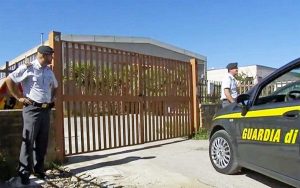 Tarquinia - La Guardia di finanza nell'azienda metalmeccanica in cui i lavoratori sarebbero stati sfruttati