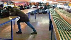 Tarquinia - L'azienda metalmeccanica in cui i lavoratori sarebbero stati sfruttati
