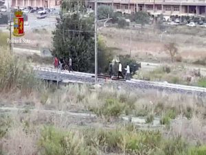 Migranti sui binari del treno