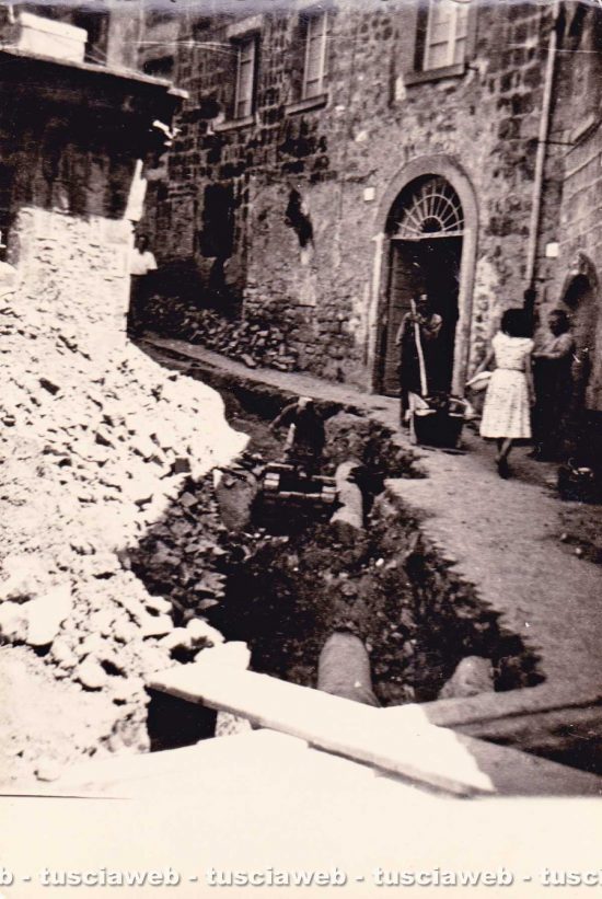 Viterbo - Via Valle Piatta 1957 - Scavi per l'interramento della tubazione del gas
