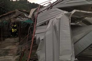 Il capannone divelto dalla tromba d'aria in strada Carcarelle