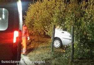 Ronciglione - Donna si schianta contro un albero e muore