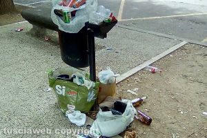 Viterbo - Rifiuti lungo il marciapiede che porta alla stazione di Porta Fiorentina
