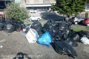 Viterbo - Immondizia al parcheggio Emme Più