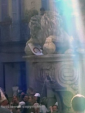 Viterbo - Santa Rosa - Piazza delle Erbe - Pubblico seduto sulla fontana