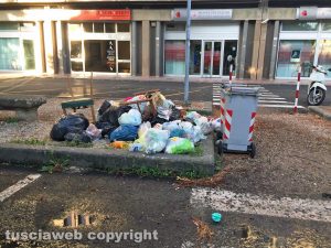 Viterbo - Irrigatori cumuli di spazzatura in viale Trento