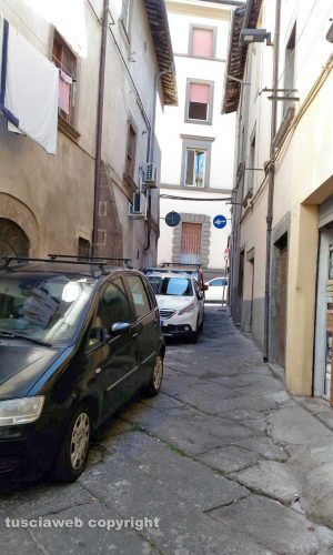 Viterbo - Via di Mezzo piena di auto