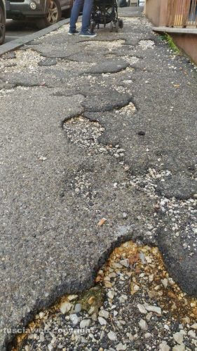 Viterbo - Buche sul marciapiede in via Vicenza