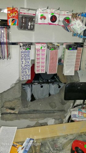 Viterbo - Teverina - Una delle pareti del negozio cinese sfondate 