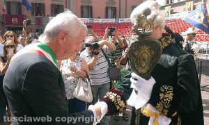 Viterbo - Santa Rosa - La consegna della mazza del maggiordomo