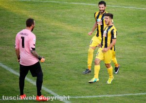 Sport - Calcio - Viterbese - Antony Iannarilli corre ad abbracciare Diego Cenciarelli: sono loro gli artefici della vittoria