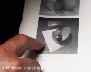 Il collezionista d'arte Victor Lucena mostra l'opera dell'artista brasiliana Lygia Clark