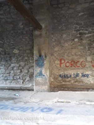 La Quercia - Lavatoio usato come lavagna