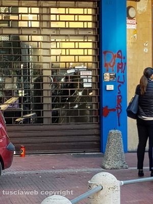 Viterbo La vetrina sfondata del Compro oro di via Genova