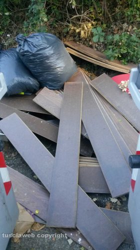 Viterbo - Discarica a cielo aperto in strada Monte Pizzo