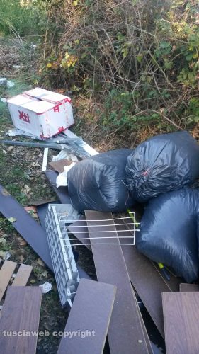 Viterbo - Discarica a cielo aperto in strada Monte Pizzo