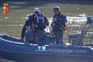 Roma - Polizia - Battello rischia d'affondare - L'intervento della polizia