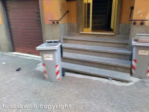Viterbo - Via Scotolatori - Secchi lasciati in mezzo alla strada