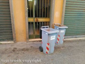 Viterbo - Via Scotolatori - Secchi lasciati in mezzo alla strada