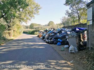 Viterbo - Discarica a cielo aperto in strada Filante